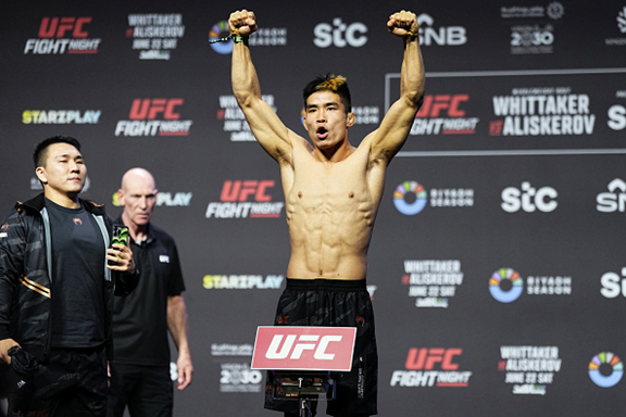 肖龙正在赛前称重，这是UFC比赛的庞杂过程。