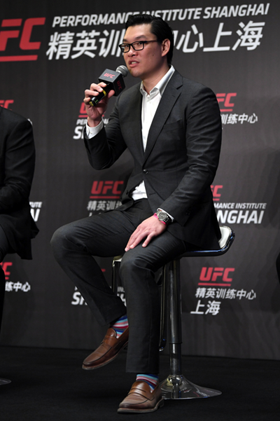 UFC亚太区高等副总裁张卓麟（Kevin）与绽放员疏通。